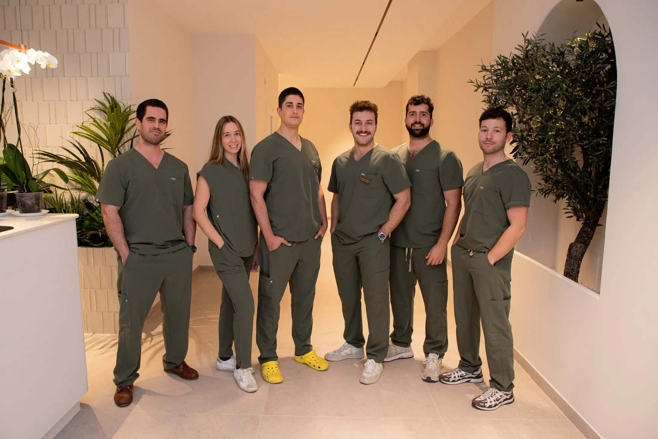 Seis miembros del equipo médico de HEIRA en la clínica de Valencia.