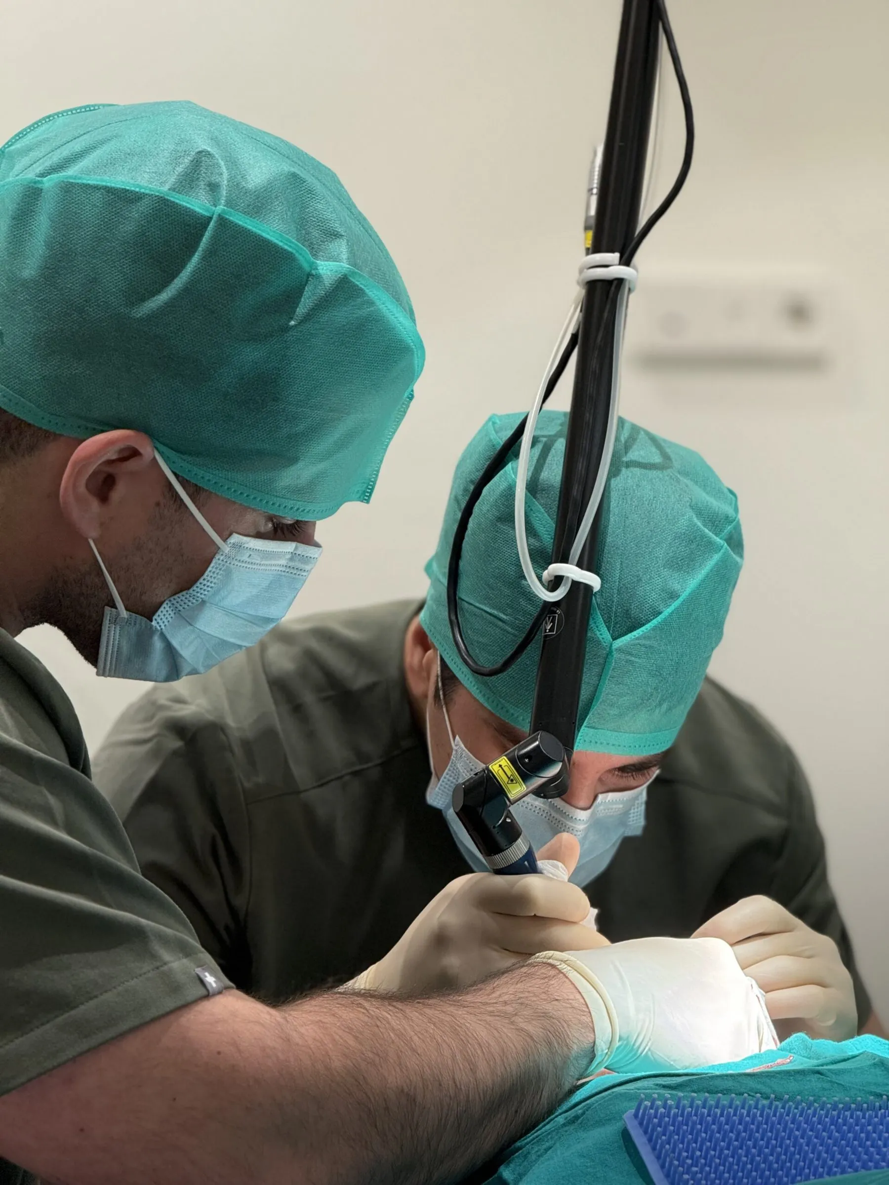 Dermatólogos de HEIRA durante un procedimiento en quirófano.