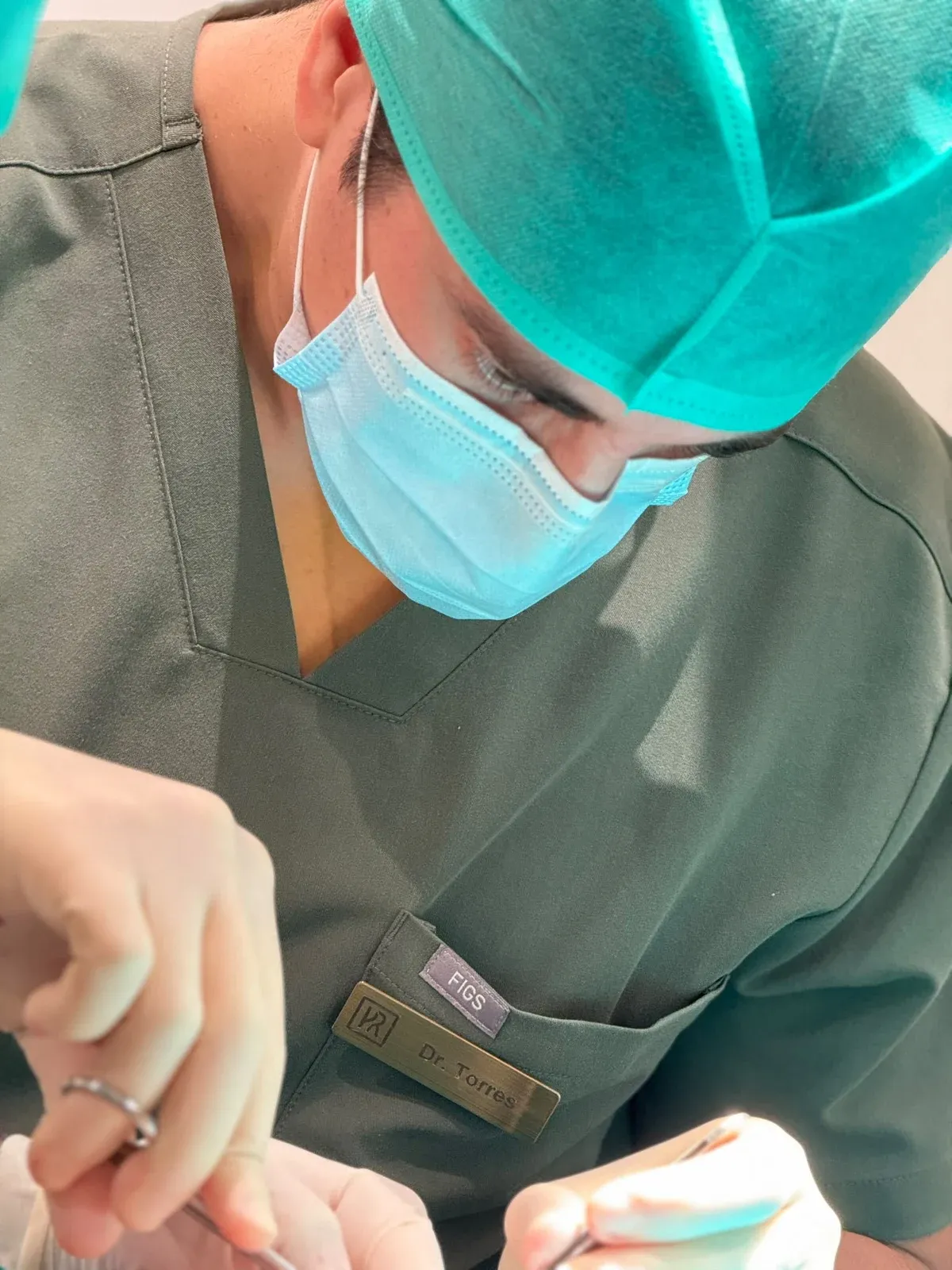 Dr. Ignacio Torres Navarro durante una intervención de cirugía dermatológica en HEIRA.
